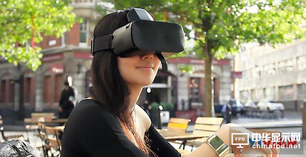 這是世界首個(gè)支持面部追蹤的VR頭顯